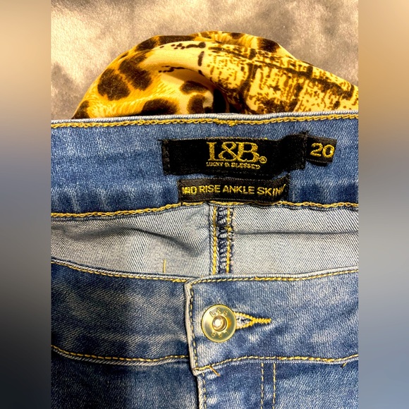 Lucky & Blessed jean - Picture 2 of 5